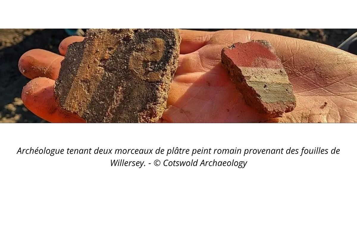 Archéologue tenant deux morceaux de plâtre peint romain provenant des fouilles de Willersey. - © Cotswold Archaeology